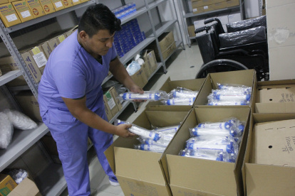 Compras. Personal del área de bodega del hospital Teodoro Maldonado revisa dispositivos médicos, en abril.