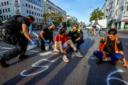 Los activistas bloquearon varias vías de Berlín, este lunes 18 de septiembre.