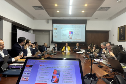 Funcionarios del Ministerio de Telecomunicaciones de Colombia se reunieron tras el ciberataque.