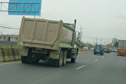 Las volquetas circulan a gran velocidad en la vía a Salitre.