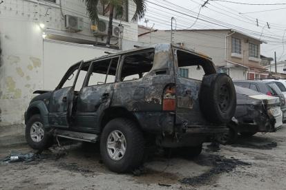 Lugar. Un guardia de seguridad asegura que un hombre rompió los vidrios del vehículo, roció gasolina y lo incendió.