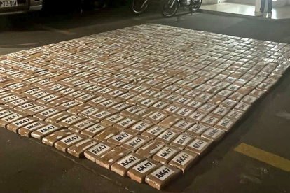 Cargamento. Durante un operativo de control, las autoridades detuvieron la marcha de la volqueta y decomisaron el cargamento.