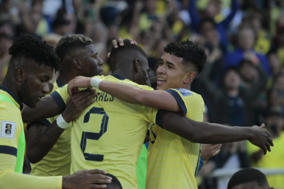 Kendry Páez (d) brilló en su debut con la Tricolor en las eliminatorias.