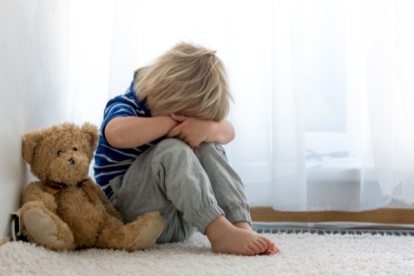 Niño con autismo sufre abuso físico por parte de su maestra en una escuela privada de Quito.