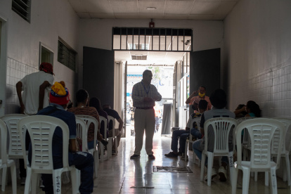 Un funcionario habla a jóvenes sobre los peligrosos efectos del fentanilo, el 4 de septiembre de 2023 en el Hospital Municipal Bicentenario en Guayaquil (Ecuador).