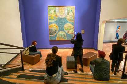 Quito. Un grupo de personas observa una de las obras de la artista babahoyonse Judith Gutiérrez que por estos días se exhiben en el MuNa.