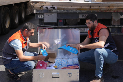 El primer convoy con ayuda humanitaria llegó este martes al noroeste de Siria desde el paso fronterizo Bab al Hawa.