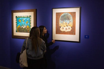 Exhibición. Dos personas recorren la muestra en el MuNa de Quito, que ha sido preparada con obras de la artista plástica Judith Gutiérrez.