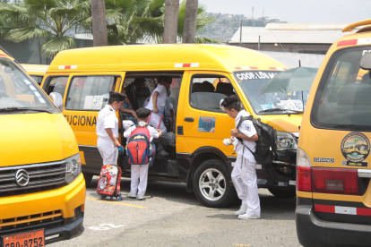 Colegios como la Academia Naval Almirante Illingworth, han tomado medidas. Cada vehículo tiene un representante de la cooperativa de transporte y un auxiliar que acompaña a los alumnos.