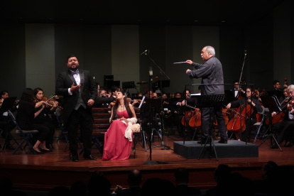 El público aplaudió la presentación de la Orquesta Filarmónica Municipal de Guayaquil y su concierto de temporada con el director invitado Enrique Pérez Mesa, además del tenor salvadoreño Enrique Mancía y la soprano ecuatoriana Vanessa Lamar.