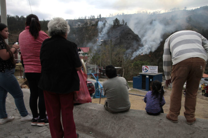 Alerta. Los vecinos de Guápulo estuvieron atentos a que las llamas no lleguen a sus casas.