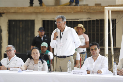 Camilo González, delegado del Gobierno colombiano, habla durante una mesa de diálogos con las disidencias de las FARC, este martes, en Suárez.