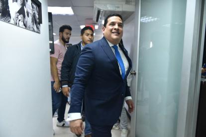 Pedido. Antes de que inicie la rueda de prensa, Vera solicitó llenar las sillas de auditorio con funcionarios que aplaudieron su intervención.