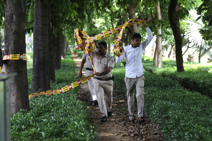 Policías de India aseguran la embajada de Canadá en Nueva Delhi.