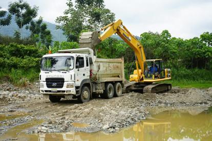 Maquinaria pesada realiza trabajos de limpieza en el río Blanco, Molleturo, Cuenca.
