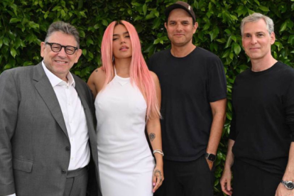 Karol G y los socios de Bichota Récords