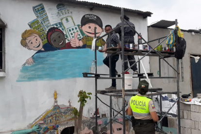Comunidad. Los vecinos junto a organizaciones civiles y a las autoridades cambian los dibujos que denotan violencia por imágenes que promueven arte y la unión del tejido social.