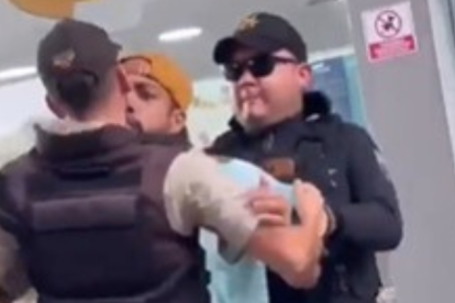 La escena termina con un beso entre los presuntos actores