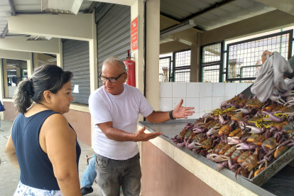 EL VENDEDOR DE CANGREJOS GALO MORÁN BARZOLA, DAULEÑO DE 68 AÑOS, OFRECE EL CRUSTÁCEO EN EL MERCADO MINORISTA DE MARISCOS SITUADO A LA BAJADA DEL PUENTE PORTETE, EL SUROESTE DE GUAYAQUIL |