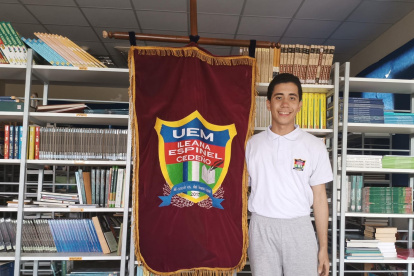 Roberto Echeverría fue designado portaestandarte de su plantel, debido a sus excelentes promedios.