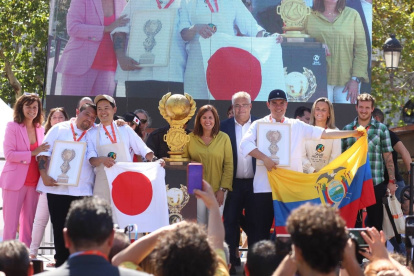 Valencia. Cristian Raúl Arroba aparece con una bandera tricolor durante la premiación en esta ciudad española.