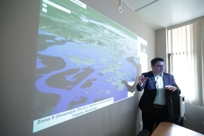 El arquitecto Héctor Hugo Ullauri explica los posibles efectos en Guayaquil y Durán ante una inundación causada por una marea alta y lluvias de El Niño.