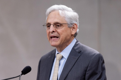 Estados Unidos solicitará la extradición a México del resto de los hijos del narcotraficante Joaquín "el Chapo" Guzmán, conocidos como los "chapitos", tras conseguir la de Ovidio Guzmán, reveló este miércoles el fiscal general de Estados Unidos, Merrick Garland.

Garland declaró ante el Comité Judicial de la Cámara de Representantes que "por supuesto" solicitará la extradición "y la captura de todos" los vástagos del conocido narcotraficante mexicano que actualmente cumple una condena de cadena perpetua en Estados Unidos.

Joaquín "el Chapo" Guzmán, líder del cartel de Sinaloa, tiene cuatro hijos vivos: Ovidio Guzmán, que fue extraditado a EE.UU. el pasado 15 de septiembre, Iván Archibaldo Guzmán, Jesús Alfredo Guzmán y Joaquín Guzmán. El quinto, que era el primogénito, Édgar Guzmán, fue asesinado en 2008.

Los cuatro hijos vivos del narcotraficante son conocidos como los "chapitos" y han sido acusados por Estados Unidos de transportar "sistemáticamente" toneladas de cocaína desde y a través de Sur y Centroamérica hasta EE.UU.

Ante las preguntas de los congresistas, Garland se negó a calificar la colaboración de México con Estados Unidos para conseguir la extradición de los "chapitos" como buena y se limitó a señalar que la cooperación podría ser mejor.

"Obviamente han trabajado con nosotros con respecto a Ovidio. Su captura por parte de los mexicanos provocó la muerte de un número significante de marinos mexicanos" reconoció Garland.

"Diría que la cooperación siempre puede ser mejor. Tenemos un grave problema con el fentanilo que llega de México y que es fabricado ahí", dijo el fiscal general.

"He viajado dos veces (a México) para intentar obtener cooperación", terminó señalando Garland.