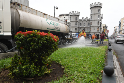 Tarea. Un trabajador riega agua en áreas verdes.
