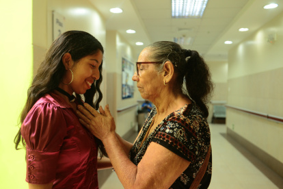 Ovarios. Scarlett Valero junto con su abuelita sonríen a la vida tras batallar por años el cáncer a los ovarios en la joven. Hoy, ella da su testimonio con mucha felicidad.