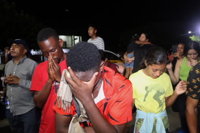 Un grupo de migrantes participa en una ceremonia religiosa, el 18 de septiembre de 2023, en Tapachula, estado de Chiapas, México.