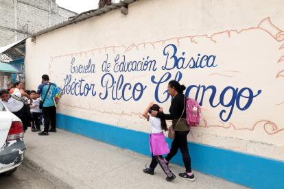 La fachada de una escuela de Durán.