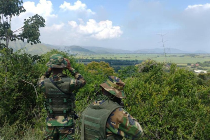 Militares venezolanos durante el operativo de captura de reos.