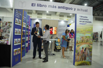 Feria.- Entre los stands que hay en la exhibición de libros que hay en el Centro de Convenciones está el de los Testigos de Jehová.