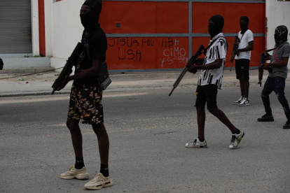 Miembros de grupos armados son vistos vigilando las calles, este martes en Puerto Príncipe (Haití).