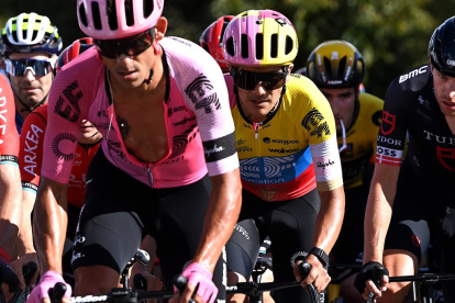 Richard Carapaz (c) y su compañero Andrey Amador (i) durante la primera etapa.