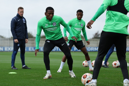 Pervis Estupiñán en el último entrenamiento del Brighton previo al juego con el AEK.