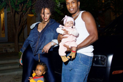 Rihanna junto a su esposo  A$AP Rocky y sus dos hijos.