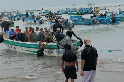 Una llamada a la línea única para emergencias 9-1-1 alertó sobre un grupo de 18 personas que naufragaron en altamar.