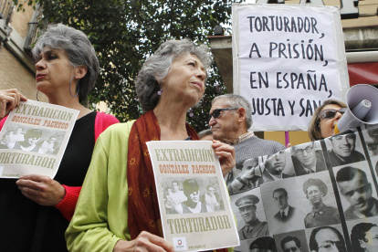 Imagen de archivo de víctimas del franquismo durante una concentración ante la sede del Ministerio de Justicia en Madrid.