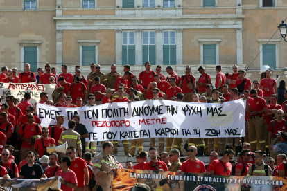 Miles de griegos se han manifestado este jueves en las principales ciudades de Grecia contra la nueva ley laboral presentada por el Gobierno.
