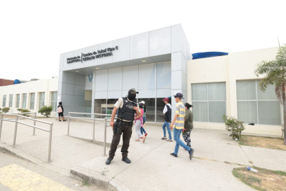 El hombre conducía un carro y estaba acompañado por su cónyuge cuando fue atacado por delincuentes.