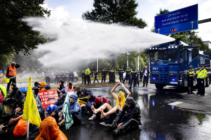 En la imagen de archivo, la policía utiliza un cañón de agua mientras activistas climáticos protestan en la autopista A12 en La Haya, Países Bajos.