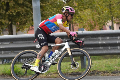 El carchense llegó a la línea de meta con todo el pelotón.