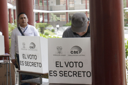 Los ecuatorianos en el exterior deberán votar personalmente en segunda vuelta luego del fracaso del voto telemático.