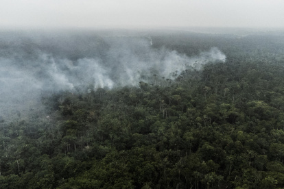 Fotografía aérea de un incendio forestal en Iranduba, región metropolitana de Manaos (Brasil).