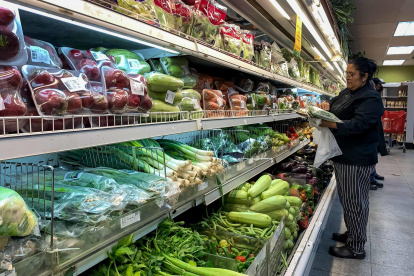 Una mujer compra alimentos en un supermercado en Caracas (Venezuela), en una fotografía de archivo.