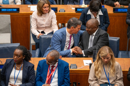 El jefe del Gobierno español en funciones, Pedro Sánchez (c), saluda al presidente de Sudáfrica, Cyril Ramaphosa (d), durante la Asamblea General de la ONU.