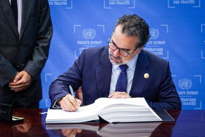 Documento. Gustavo Manrique, durante la firma del acuerdo global.