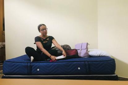 Referencial. Naila Ibarra acomoda sus pertenencias en su departamento, tras independizarse a sus 29 años.