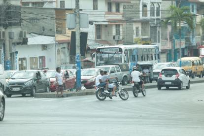 Problema. Por varias zonas se observa  a los motociclistas circular además sin casco, otra infracción.